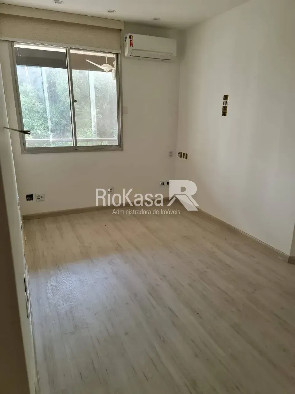 4-bedroom apartment in a building with a pool — photo 2