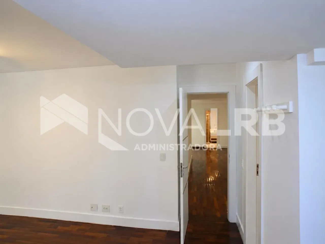 4-bedroom apartment with enclosed glass balcony — photo 26
