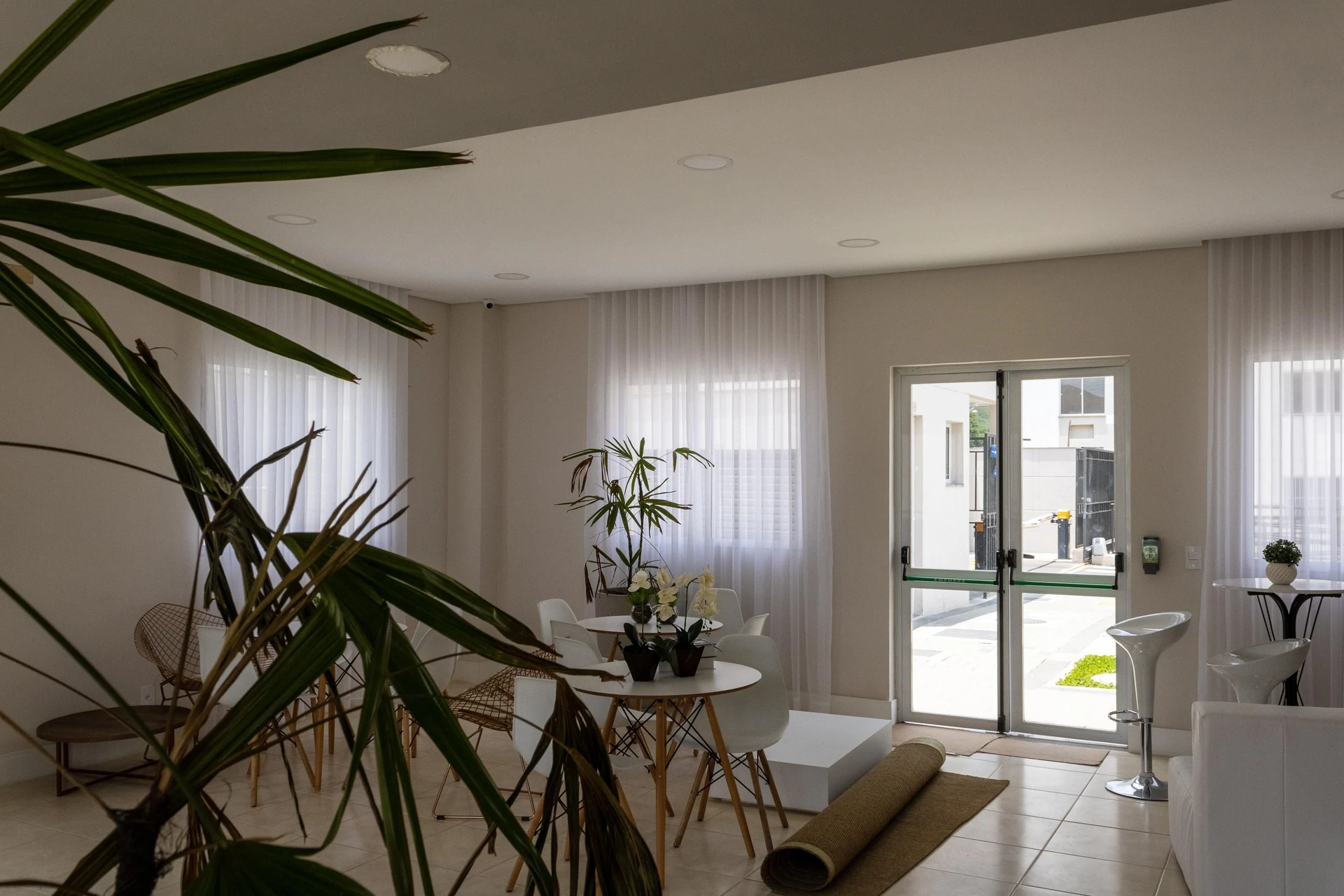 2-bedroom apartment in a building with a gym — photo 6