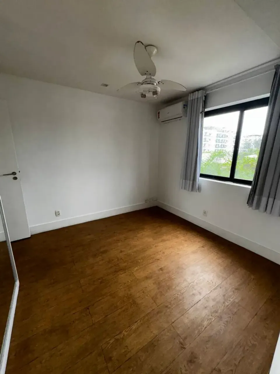 Apartamento com 4 quartos e varanda de vidro — photo 11