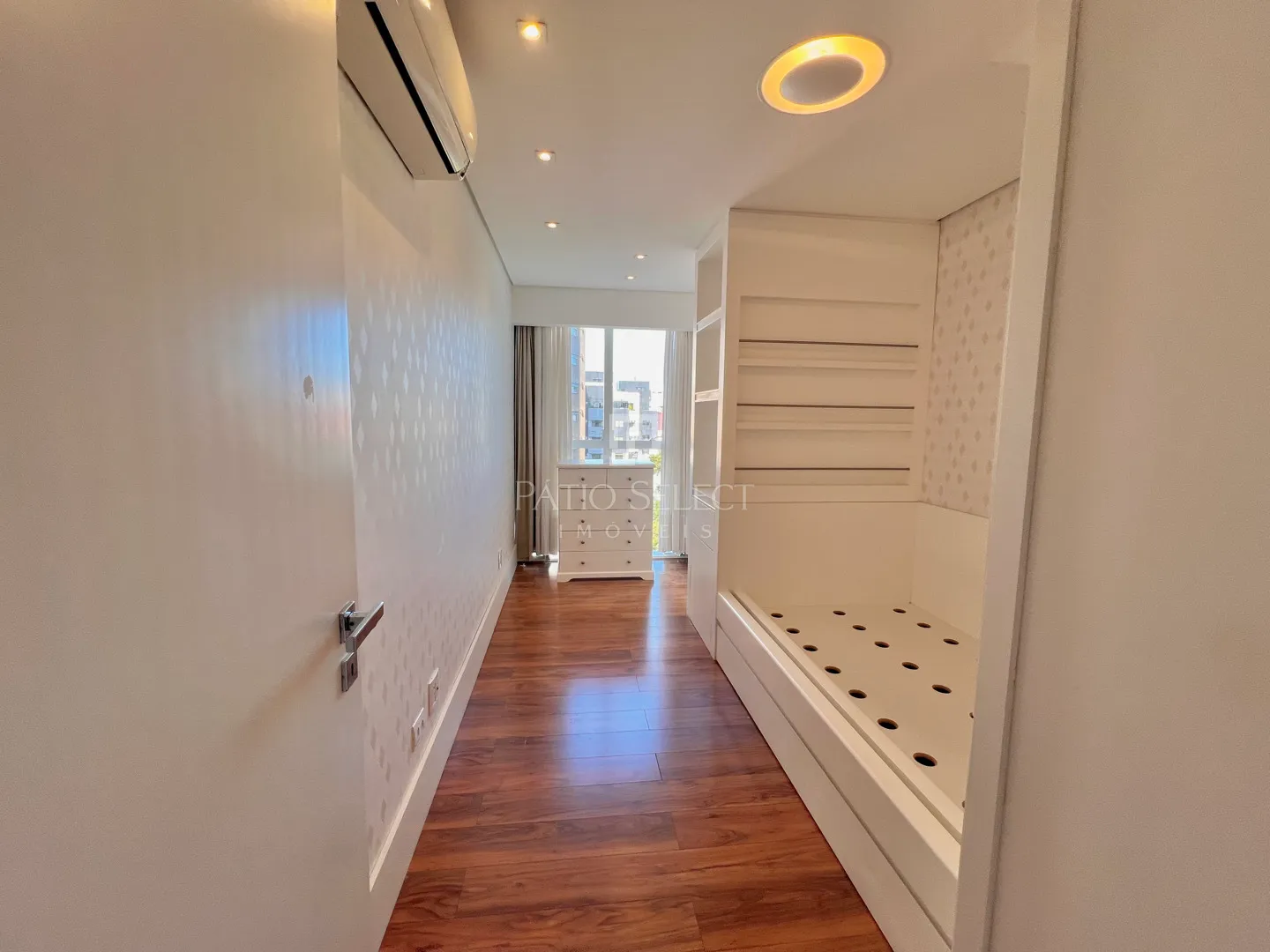 Гардеробная и 3 спальни: квартира 180 м² — photo 43