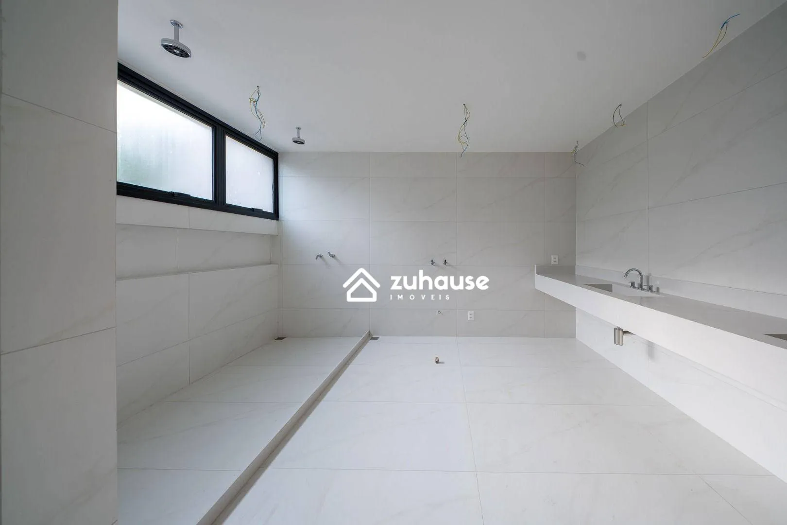 House with 5 bedrooms and an open-plan kitchen — photo 25