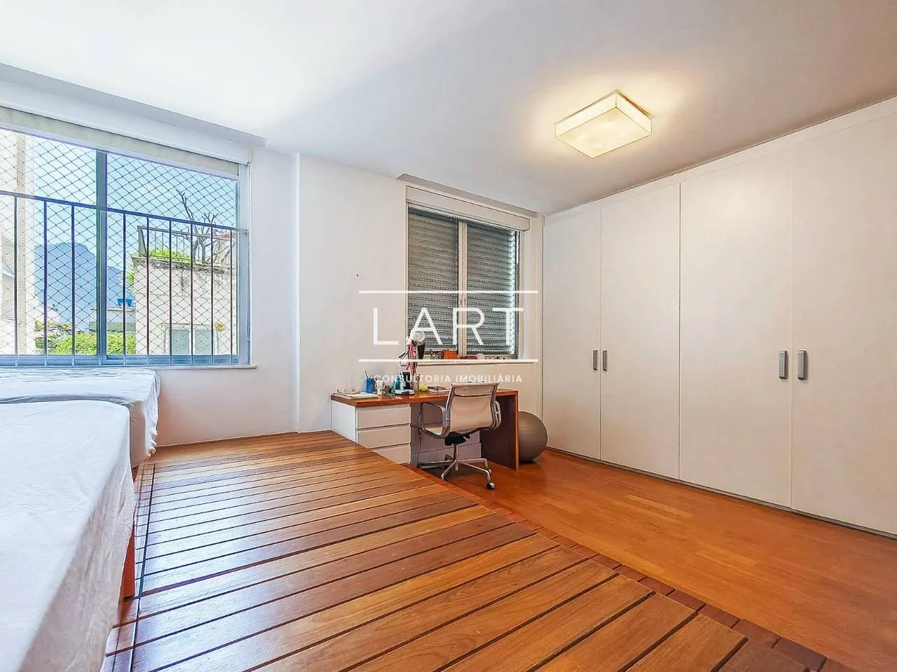 Furnished 3-bedroom apartment with 4 bathrooms and 240 m² — photo 4