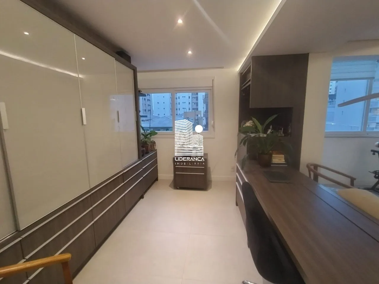 3-bedroom apartment with a walk-in closet in Florianópolis — photo 5
