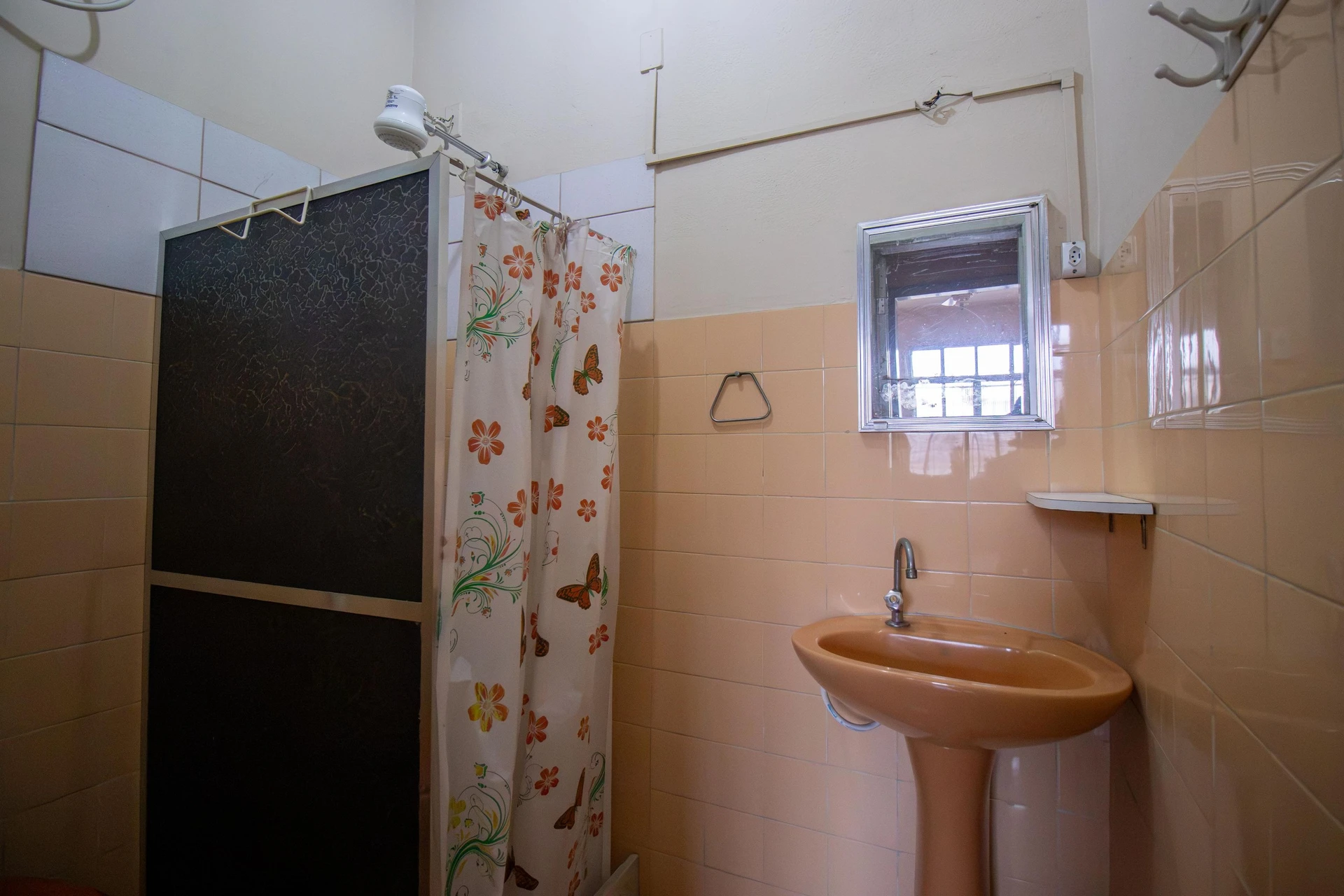 2-bedroom apartment with 1 bathroom and no parking — photo 4