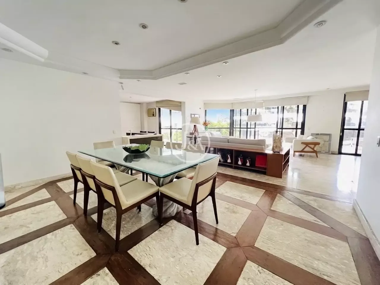 For rent 3-bedroom apartment with 251 m² and a balcony — photo 9