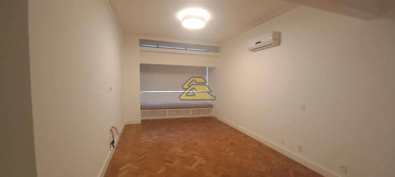 Apartment with 3 bedrooms and 4 bathrooms — photo 21
