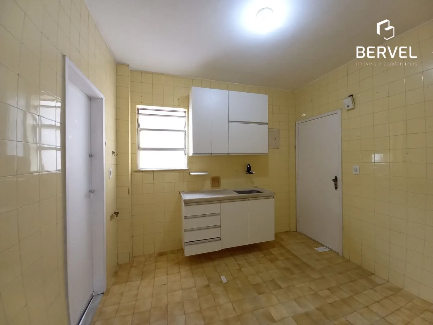 Apartamento com 2 dormitórios e 80 m², vaga