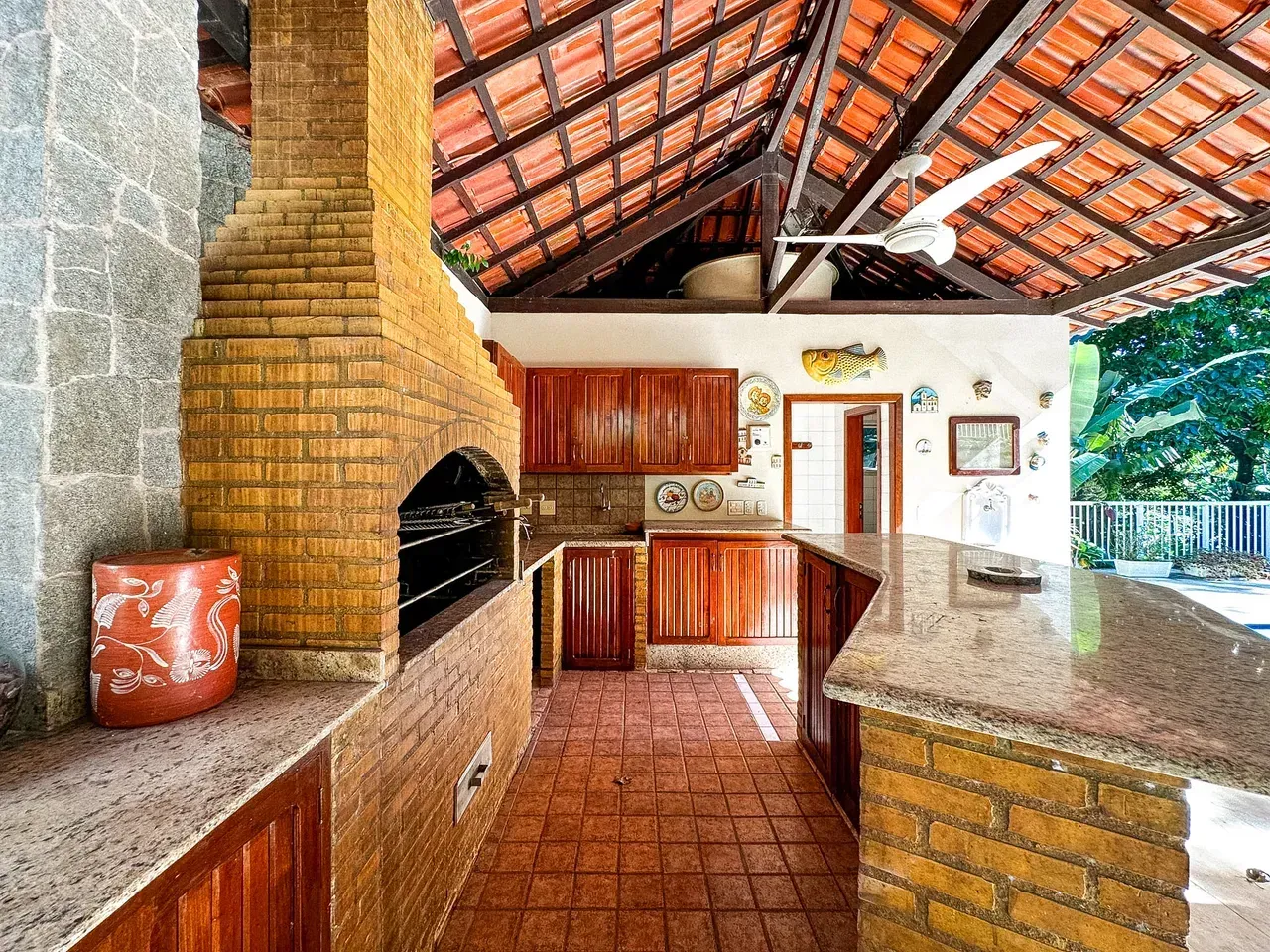 Casa com 4 quartos e 5 banheiros, varanda com churrasqueira — photo 4