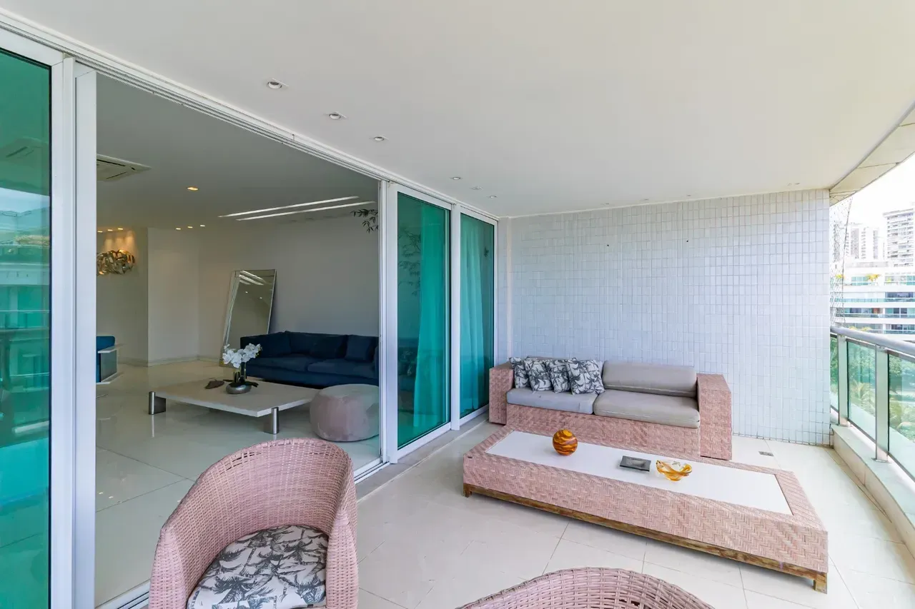 Apartment with 4 bedrooms, 5 bathrooms and balcony — photo 7