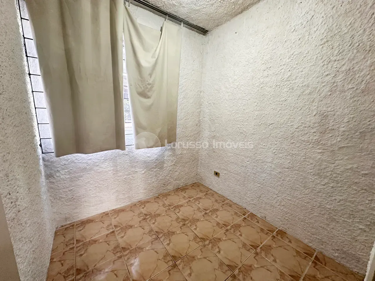 48 m² apartment with 3 bedrooms and a closed kitchen — photo 3