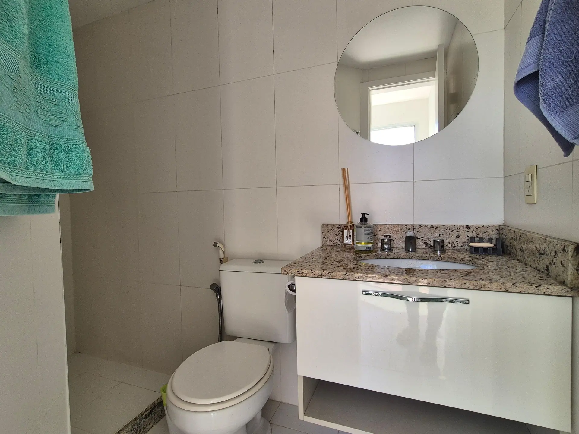 Furnished 2-bedroom apartment with private BBQ — photo 47