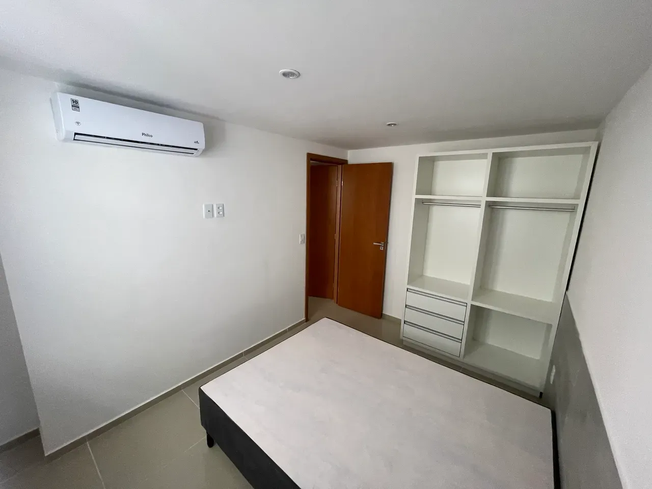 Furnished 1-bedroom apartment with open-plan kitchen — photo 3