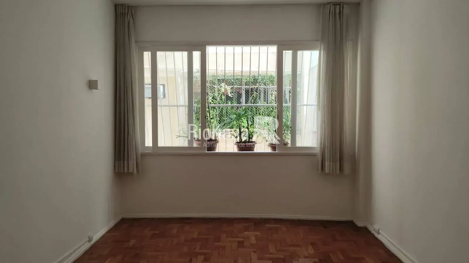 Wood or laminate floors in a 3-bedroom apartment, 85 m² — photo 8