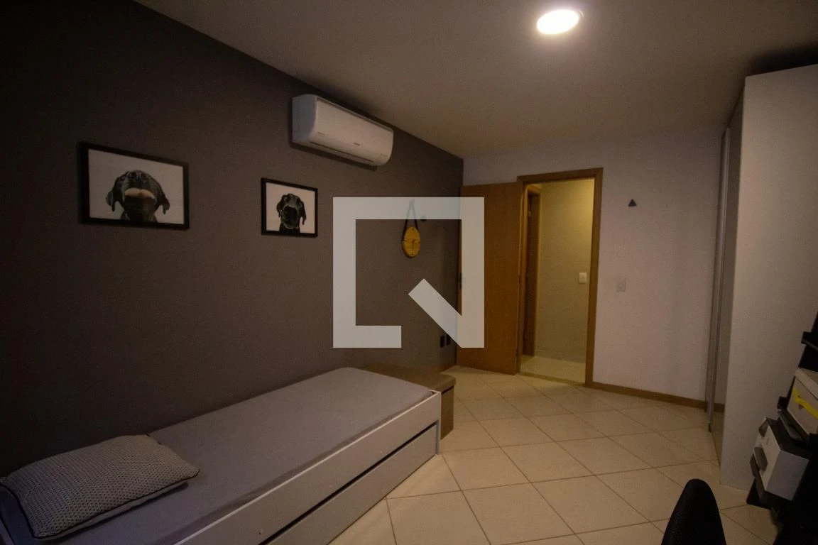 Furnished apartment with 2 en-suite bedrooms and desk — photo 12