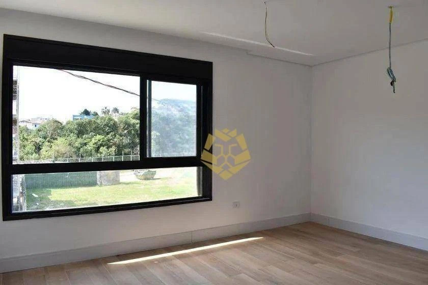 Three-storey house with 3 en-suite bedrooms and a private garden — photo 8