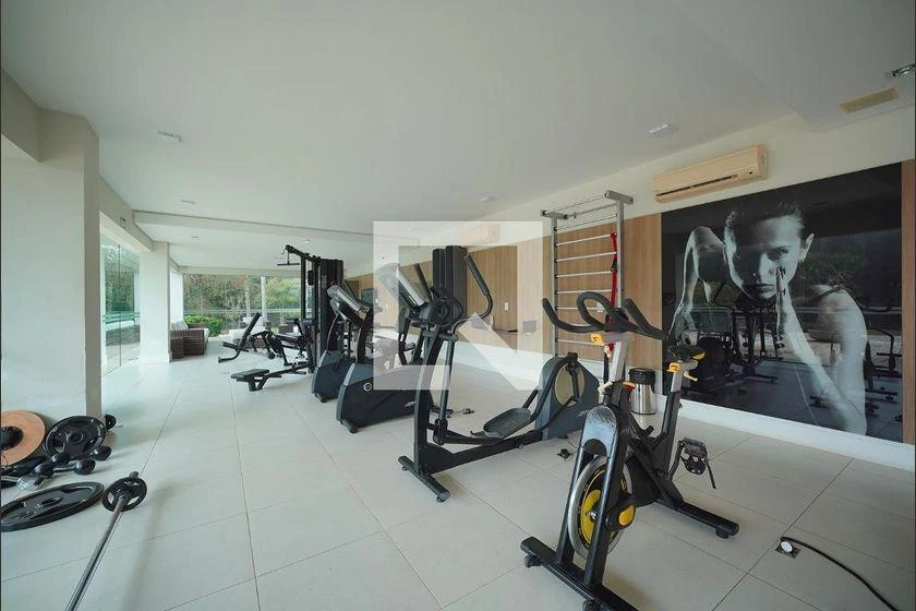 One-bedroom apartment in a building with a gym — photo 14