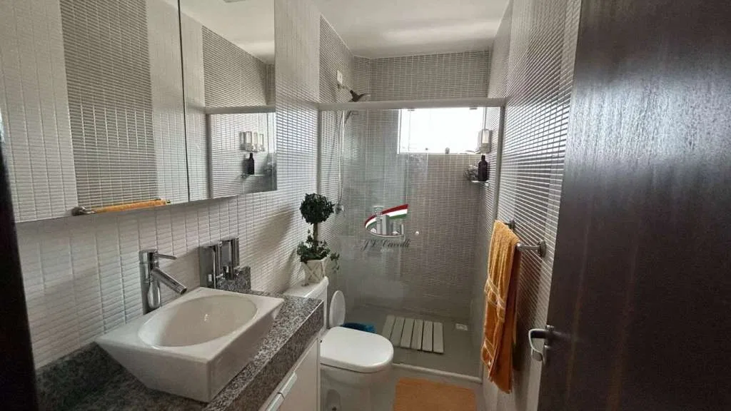 House with 4 bedrooms and a fully set-up laundry — photo 11