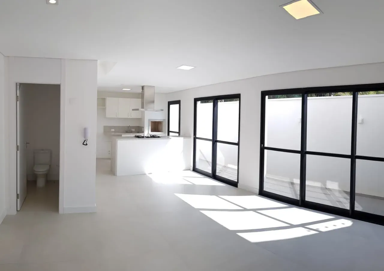Unfurnished 260 m² house with 3 bedrooms and 2 parking