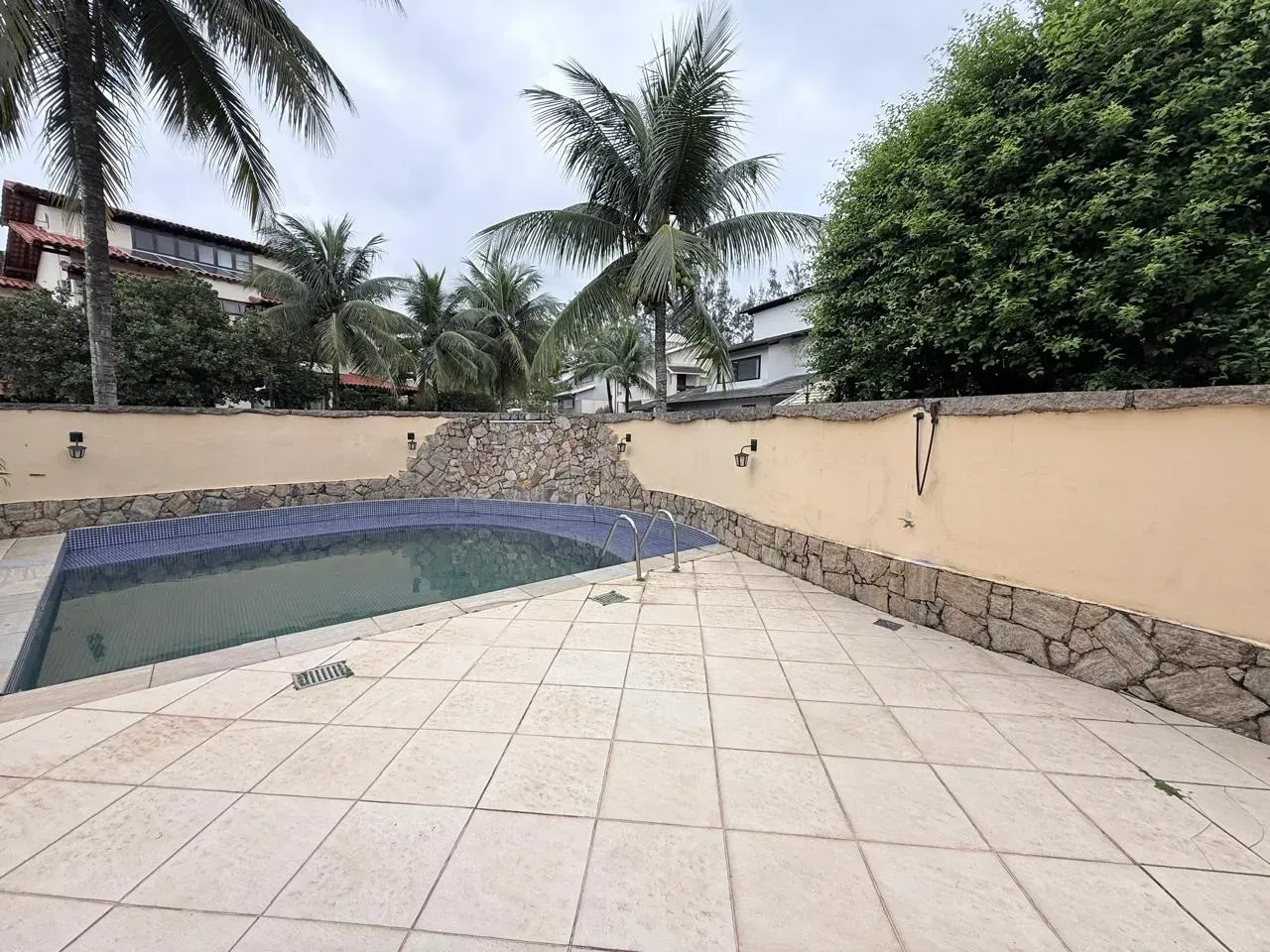 House, 600 m², with a grill on the balcony — photo 3