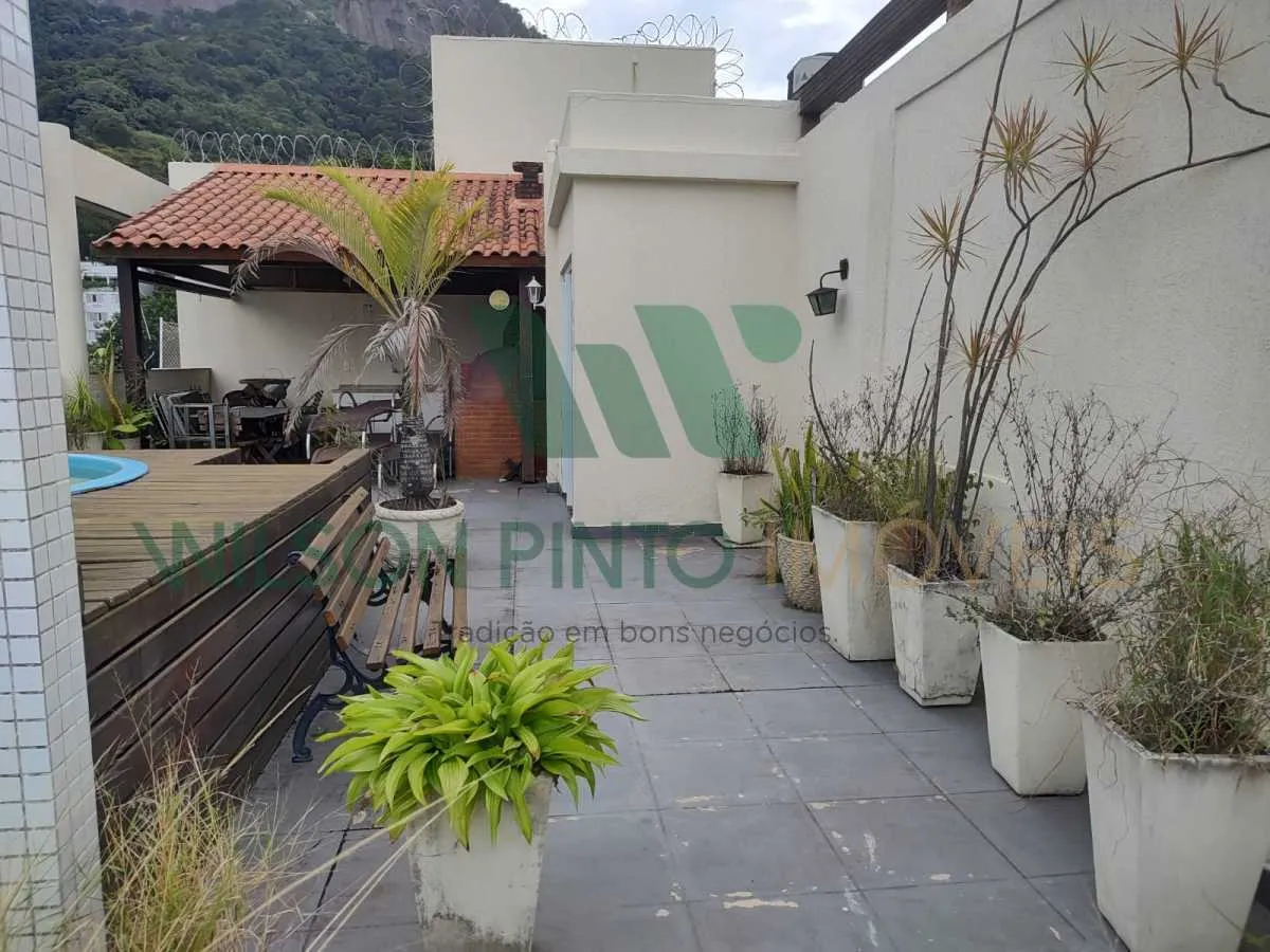 Balcony with a grill in a 2-bedroom apartment, 172 m² — photo 23