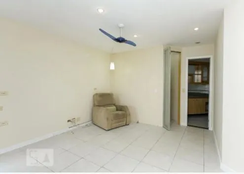 Unfurnished apartment with an enclosed glass balcony — photo 14
