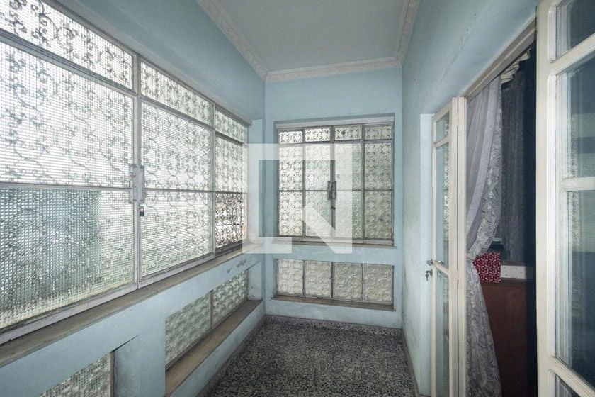 6-bedroom house with a glass-enclosed balcony — photo 6