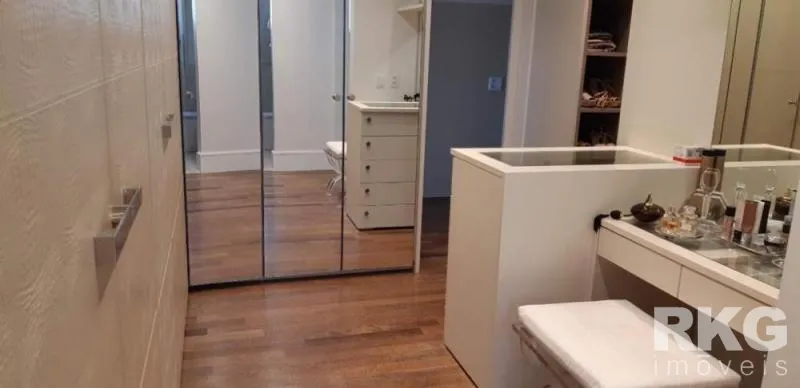 Unfurnished 4-bedroom apartment with 5 bathrooms — photo 18