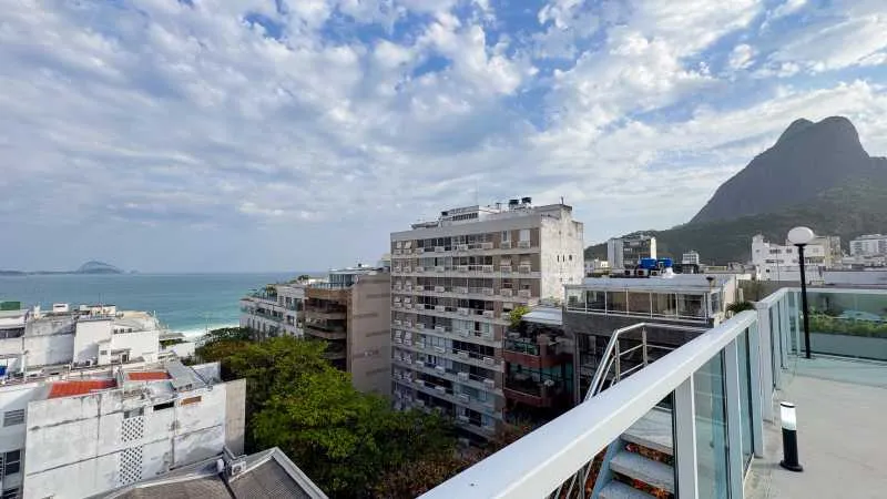 3-bedroom apartment in a building with a pool — photo 9