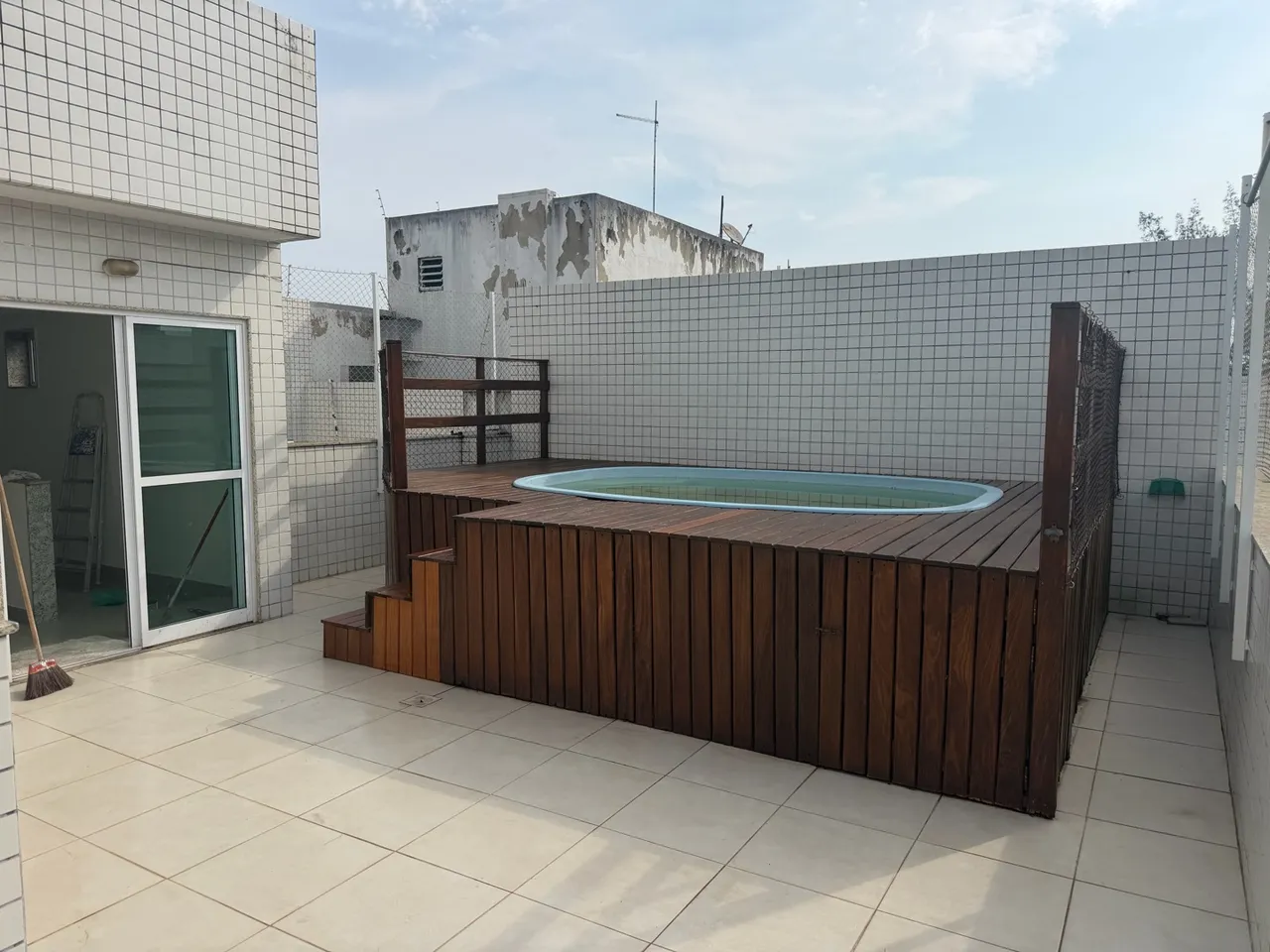 5-bedroom apartment in a building with a pool — photo 5