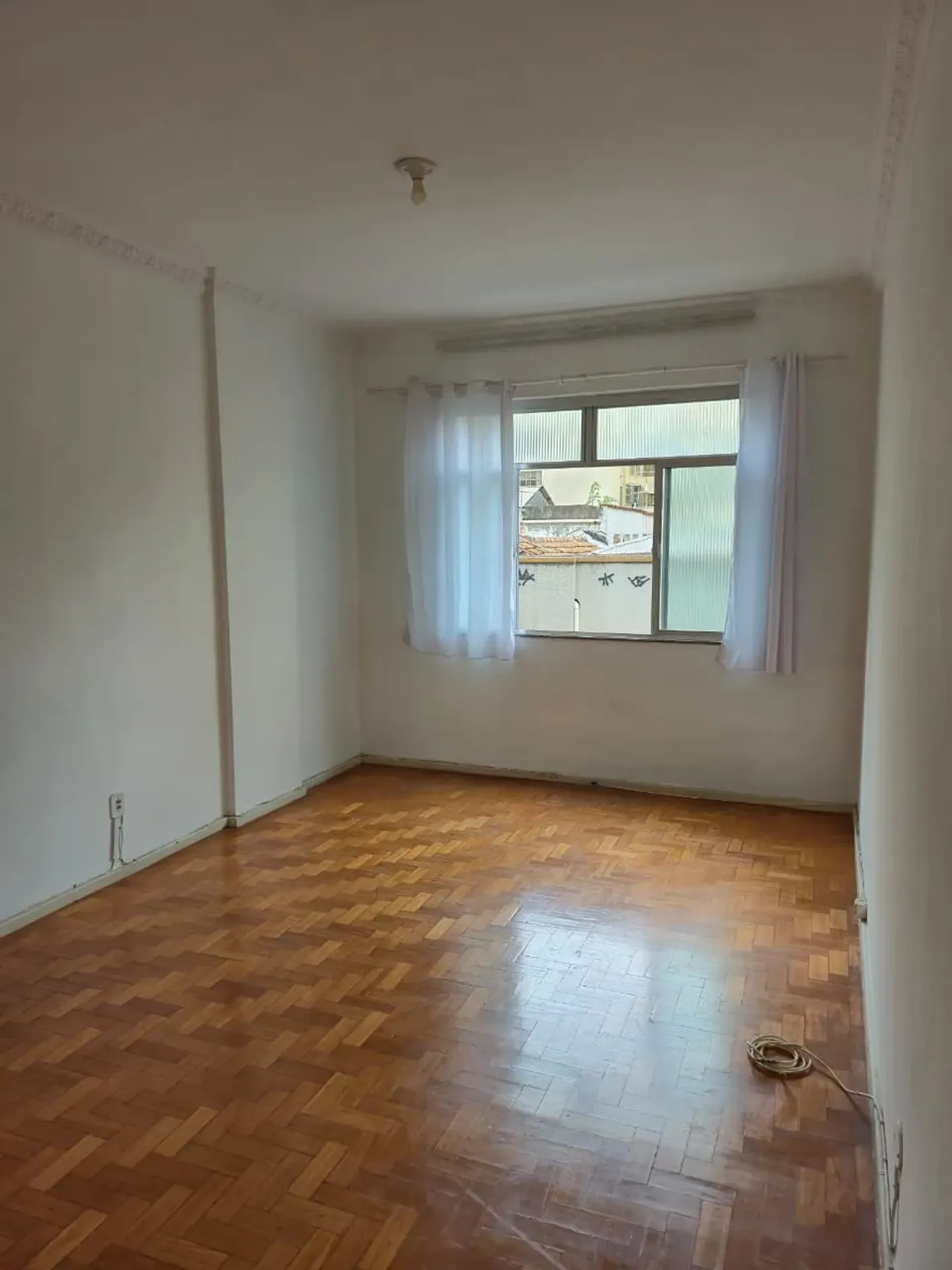 Studio on the 3rd floor with wood or laminate floors — photo 7