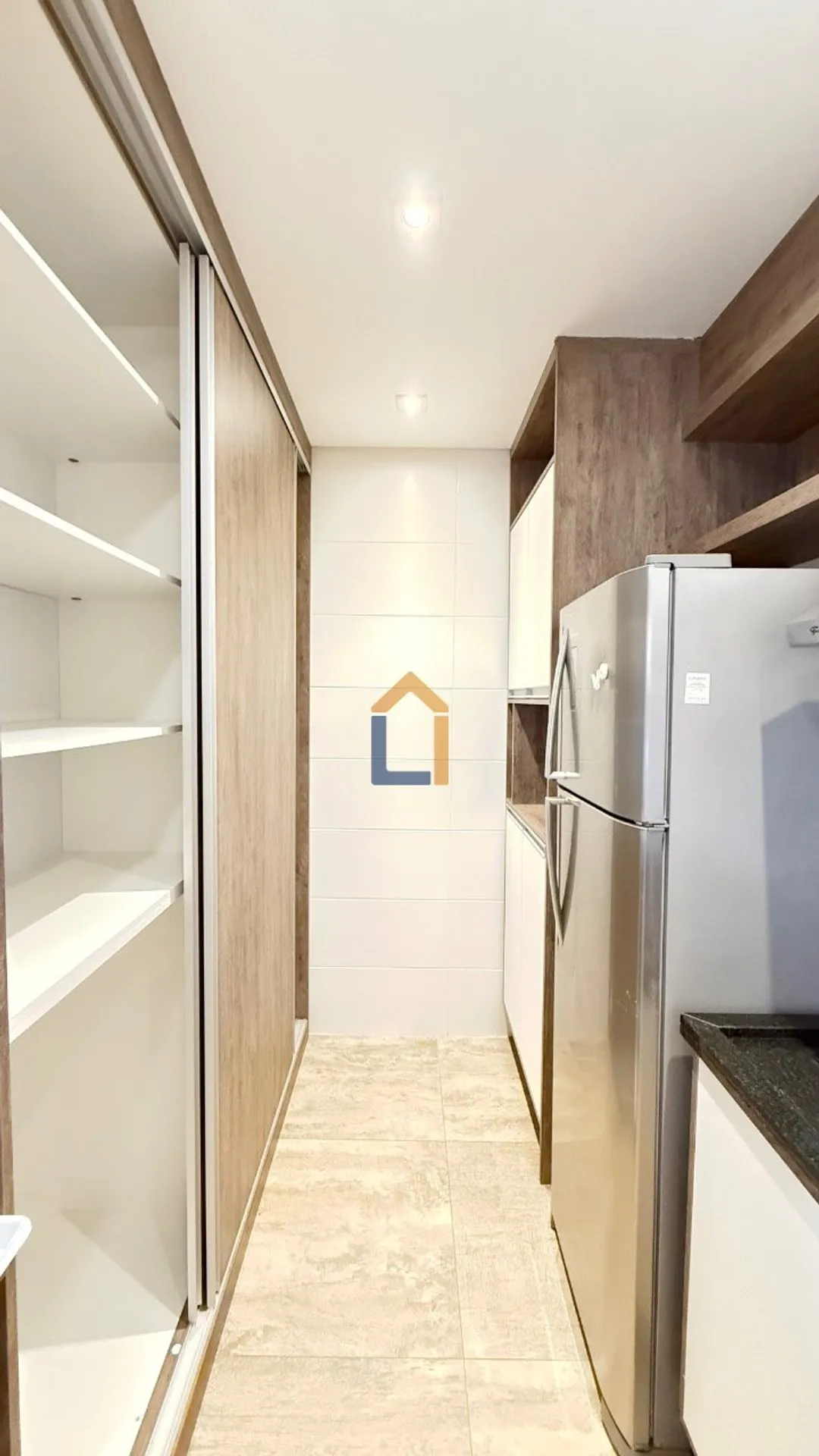 One-bedroom apartment with a dryer — photo 12