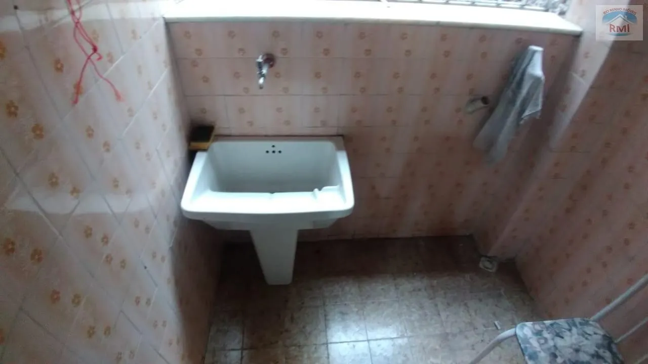 3-bedroom rental apartment with a glass-enclosed shower — photo 5