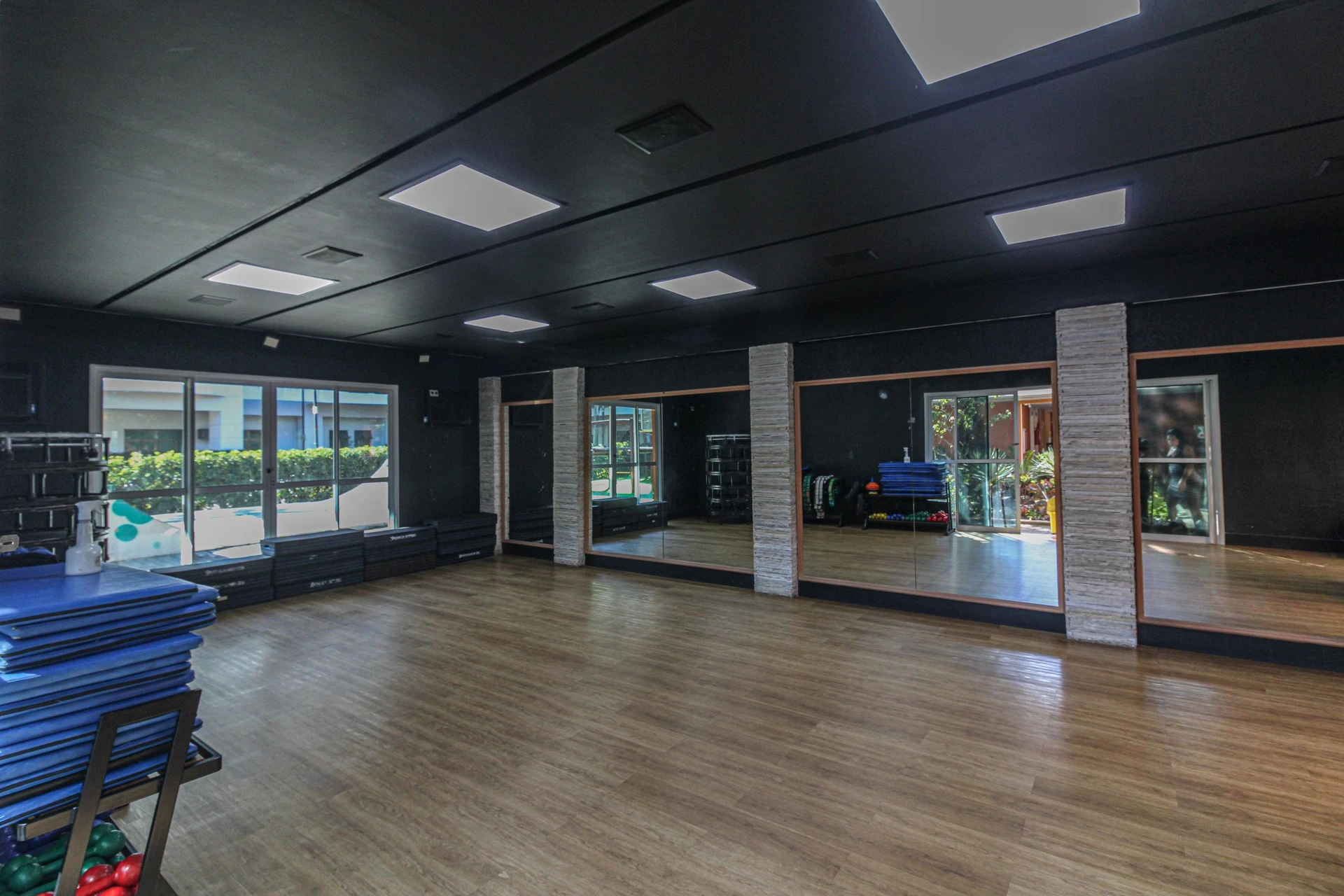 Glass-enclosed balcony in a 3-bedroom apartment, 96 m² — photo 57