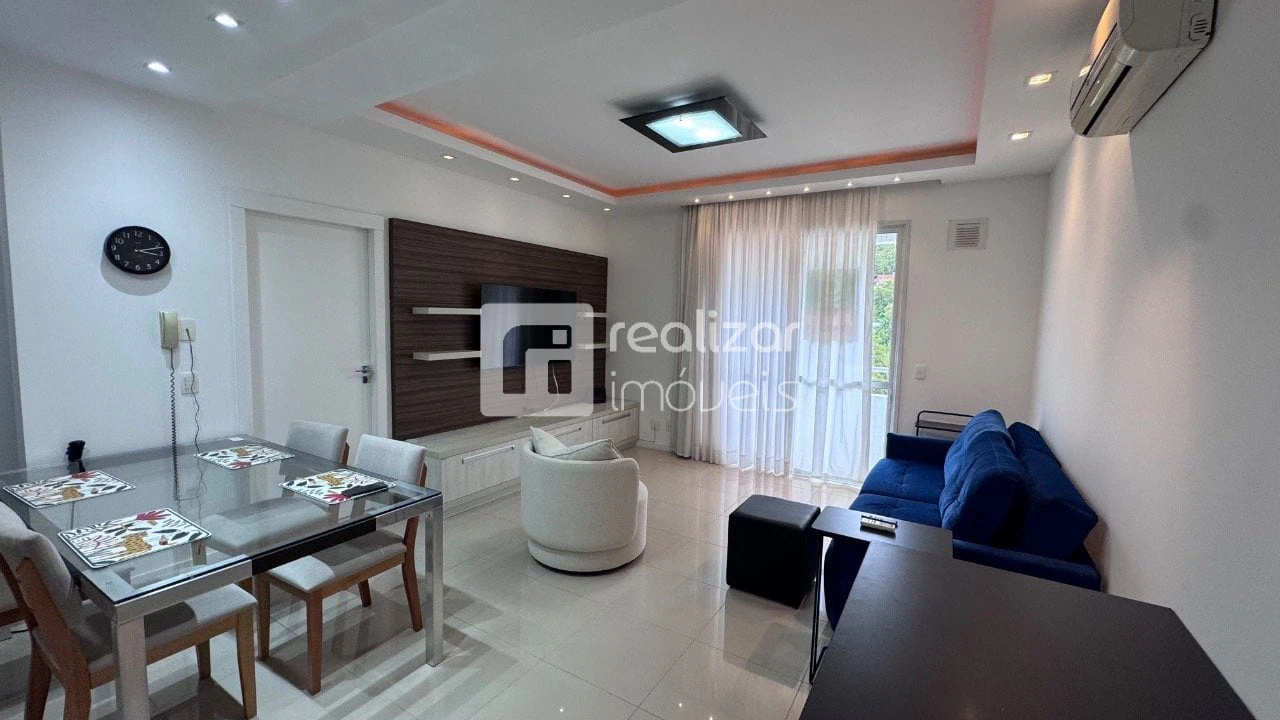 One-bedroom apartment with a mountain view