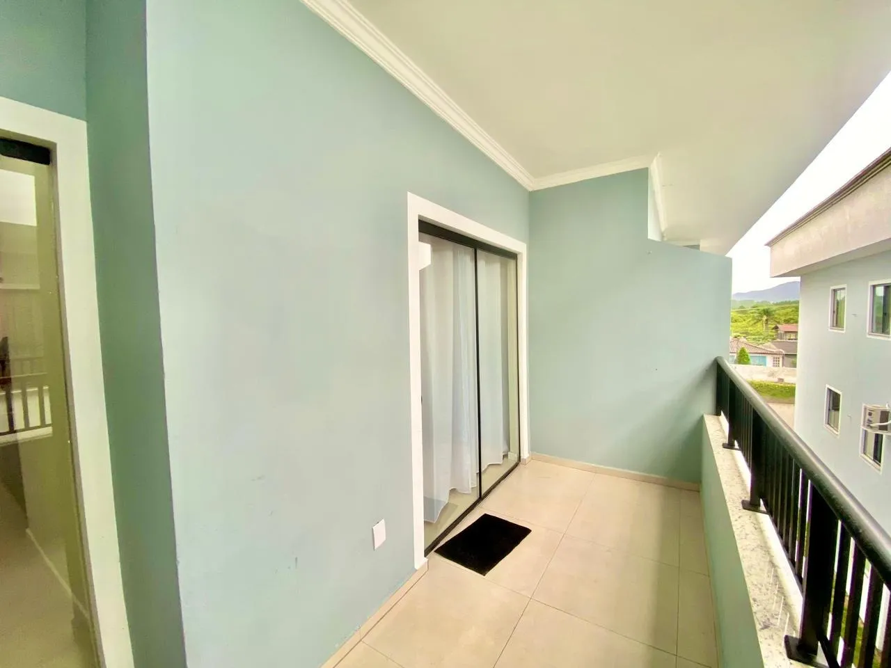 Furnished 1-bedroom apartment with open-plan kitchen — photo 11