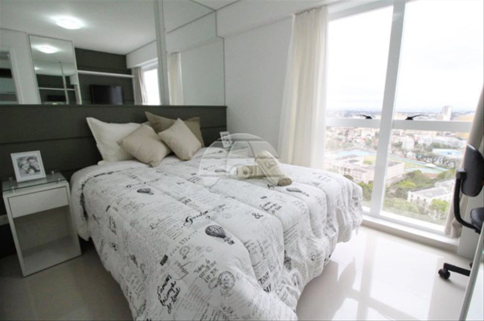 Apartamento mobiliado, 50 m², com janelas do piso ao teto — photo 3