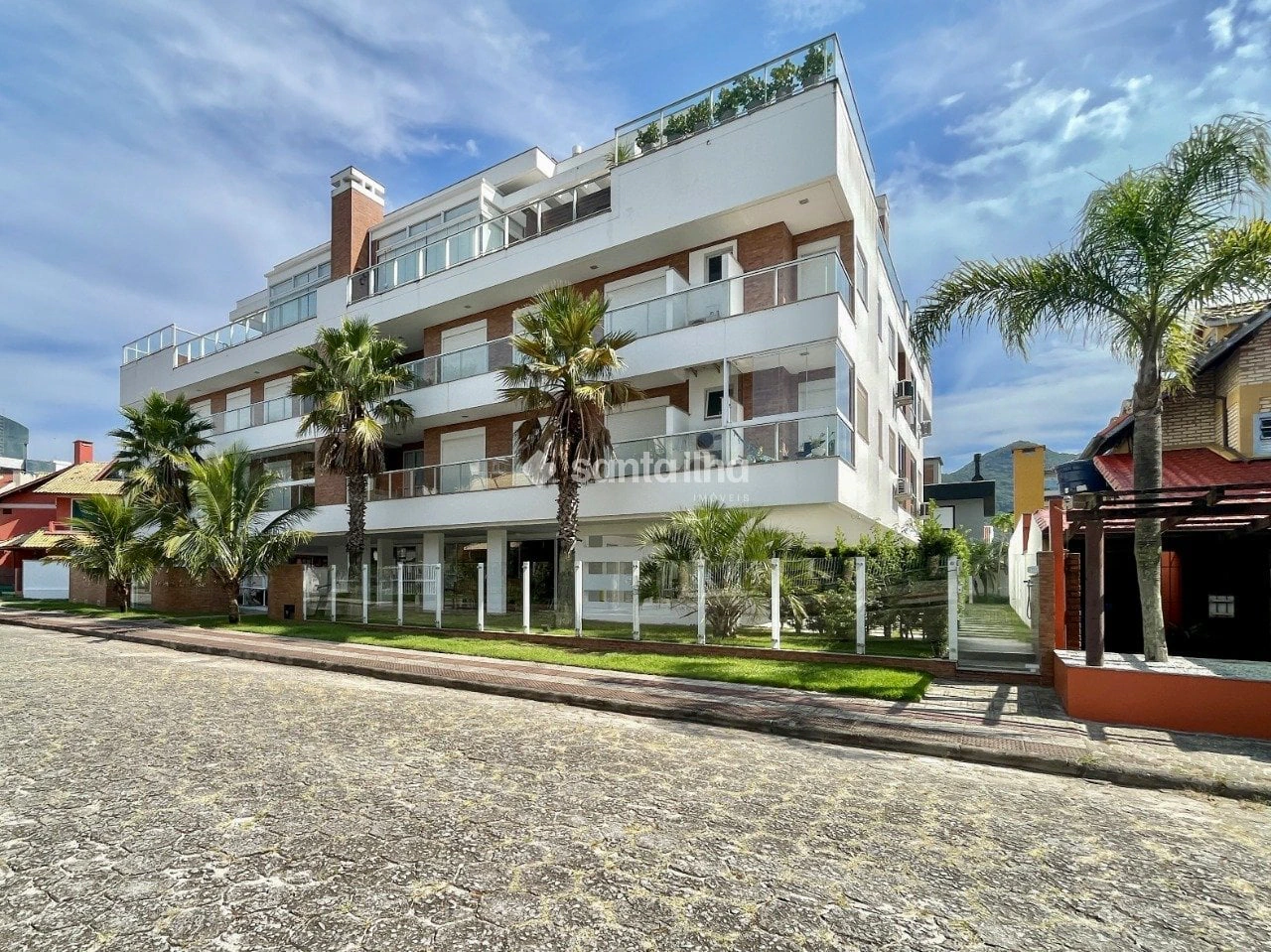 Balcony with a grill in a 2-bedroom apartment, 73 m² — photo 29