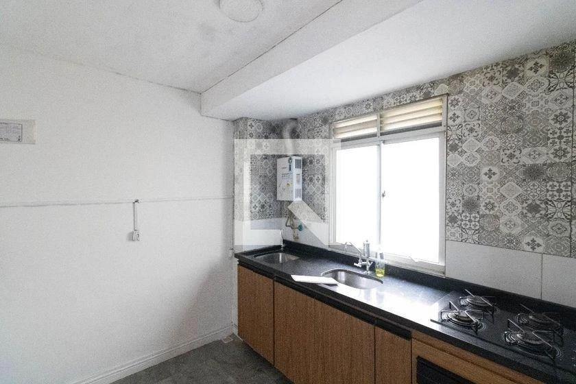 Apartamento de 2 quartos em condomínio com piscina
