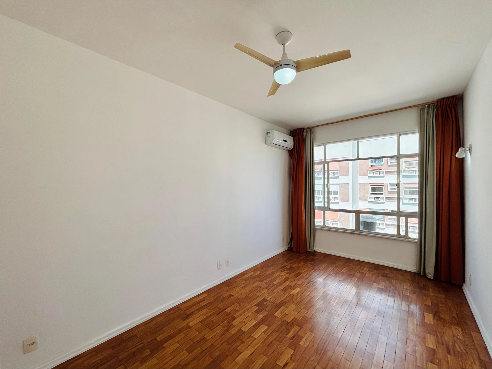 Furnished apartment with a glazed balcony and 3 bedrooms — photo 4