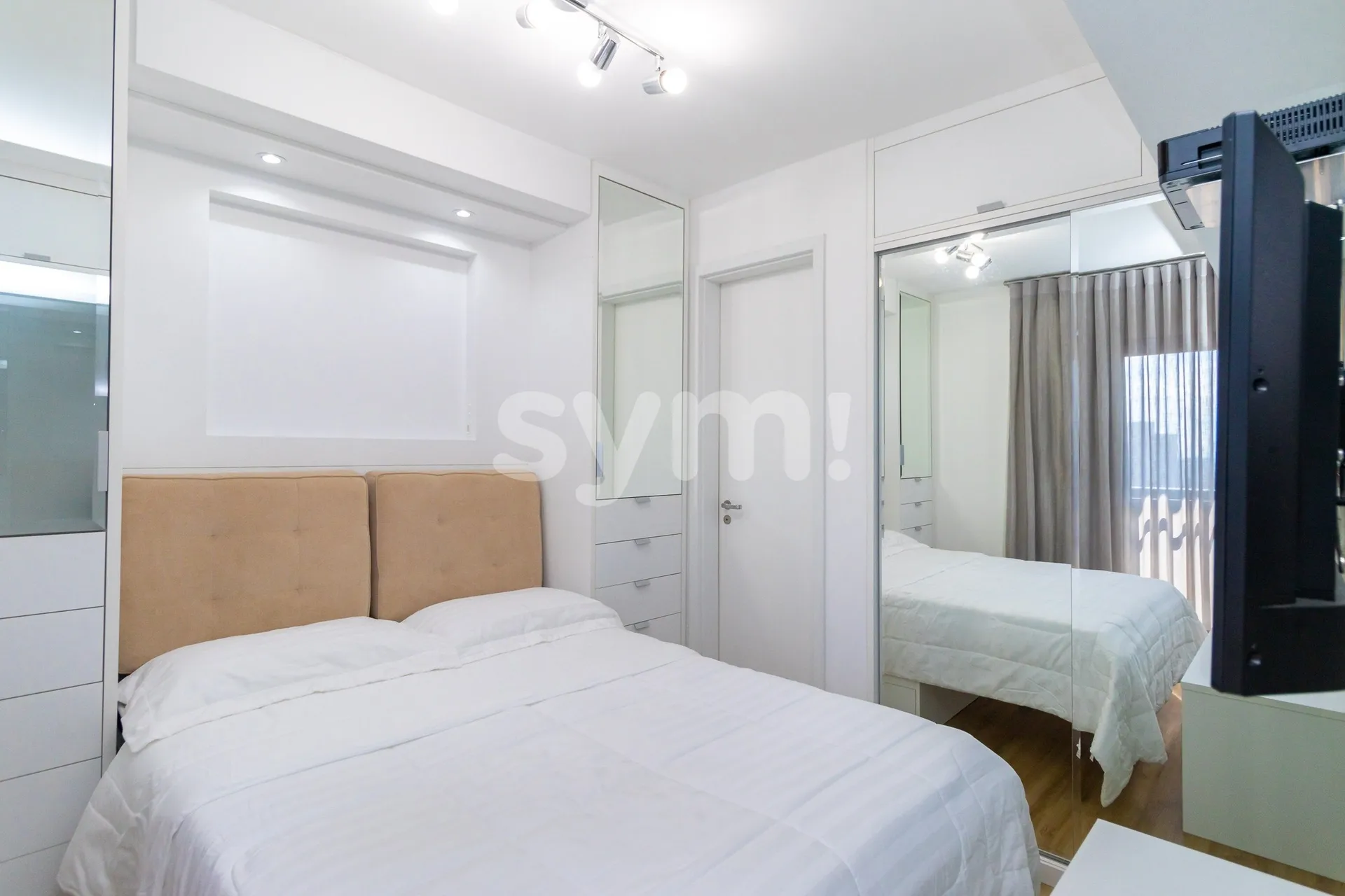 Furnished 1-bedroom apartment with a glass-enclosed balcony — photo 92