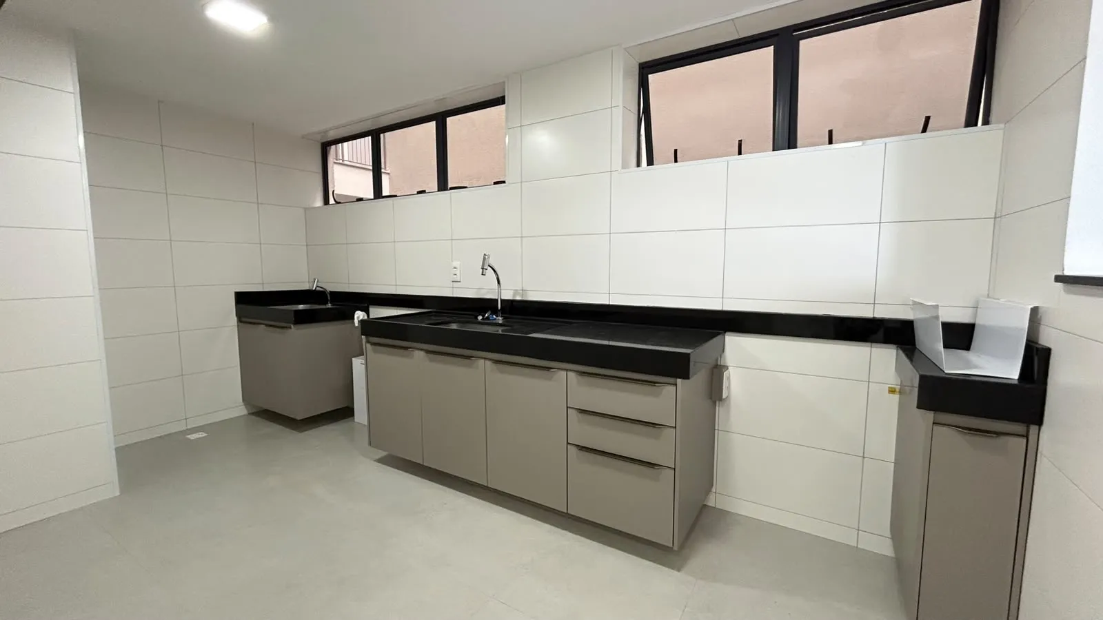 3-bedroom apartment with a grill on the balcony — photo 6
