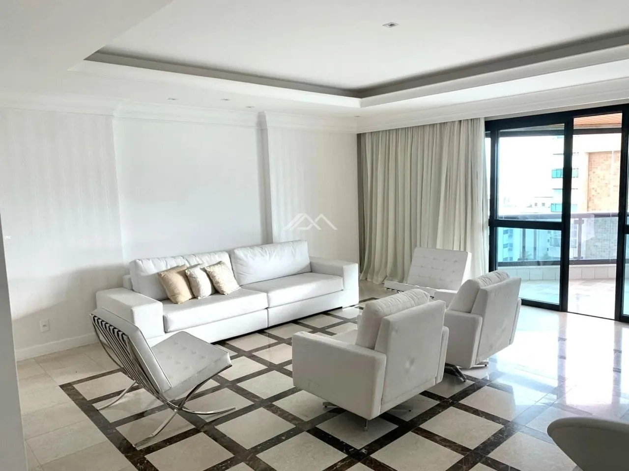 Apartment with 4 bedrooms and 5 bathrooms and enclosed balcony — photo 9