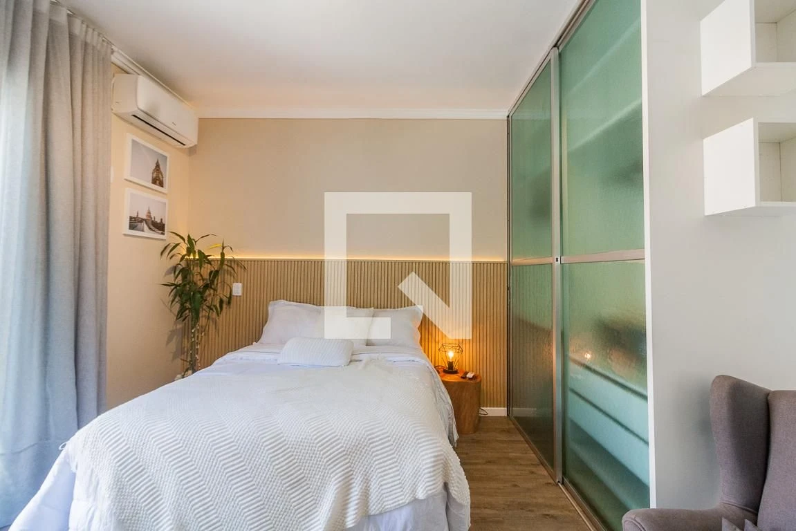 Furnished studio in a building with a pool — photo 7