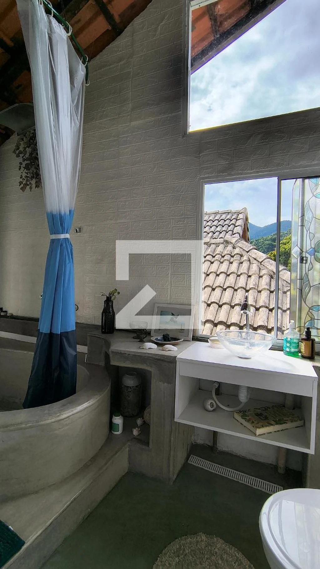 5-bedroom house with a bathtub — photo 56