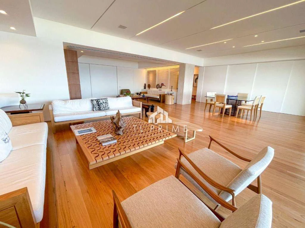 Furnished 460 m² apartment with 4 en-suites and 5 parking