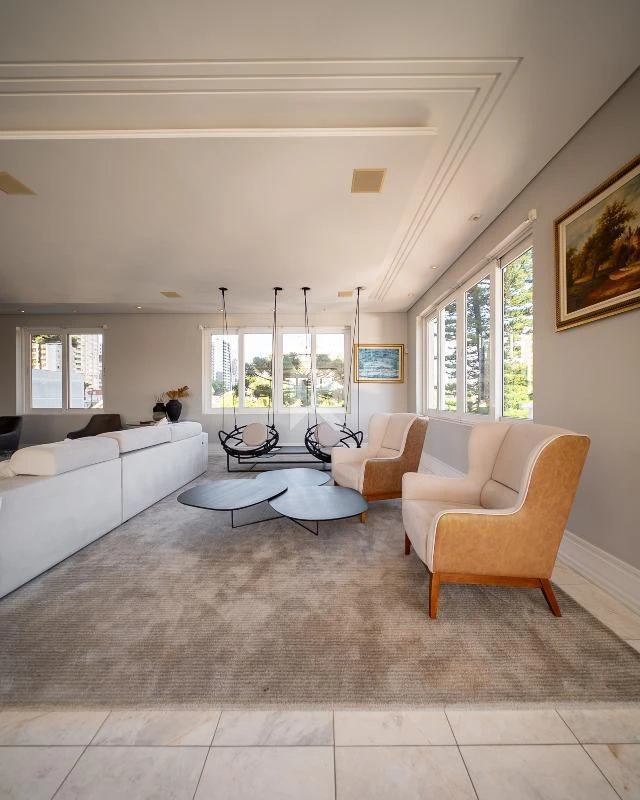344 m² apartment with floor-to-ceiling windows and a bathtub