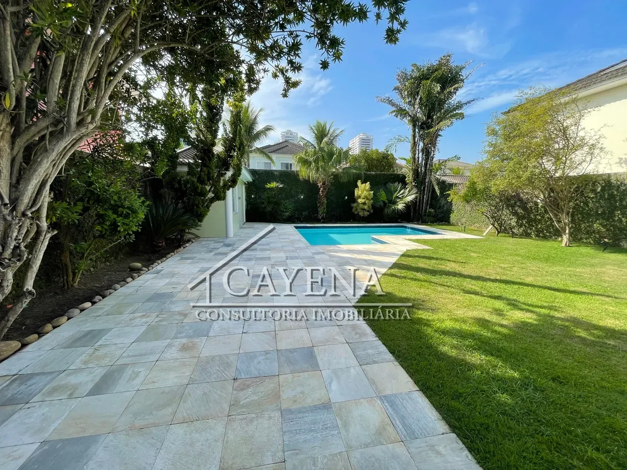 4 quartos e banheira: casa de 650 m² — photo 65