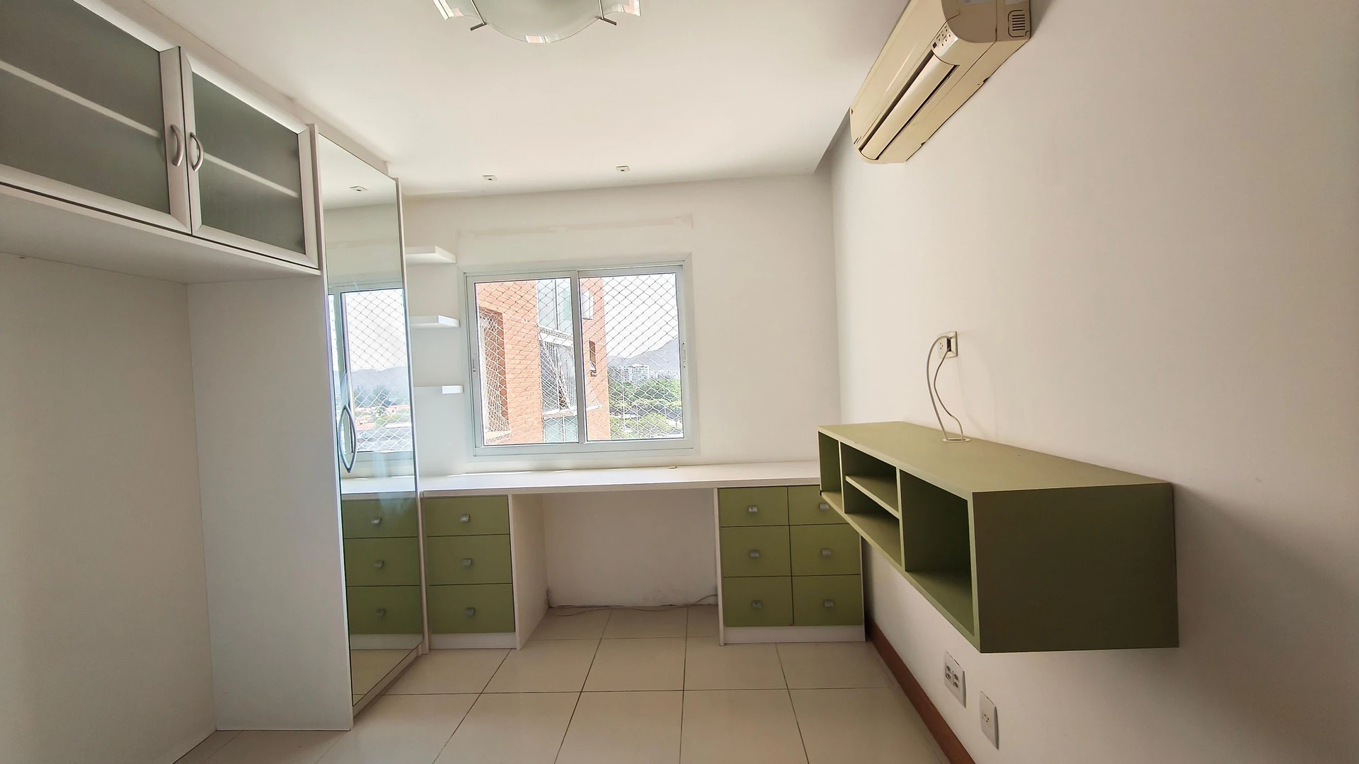 Apartamento com 3 suítes e fogão a gás na cozinha — photo 23