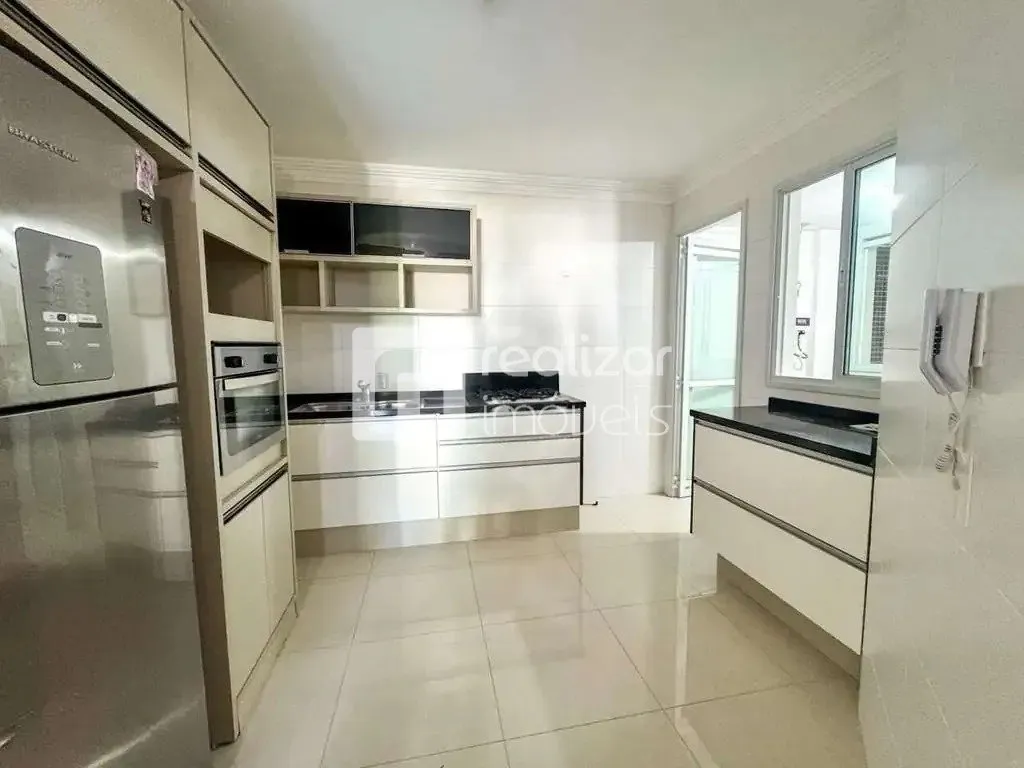 4-bedroom apartment in a building with a pool — photo 2